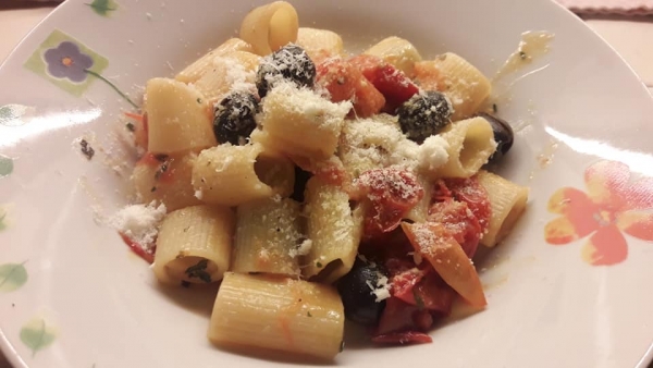 Mezze maniche pomodorini e olive