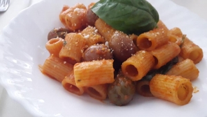 Mezze maniche al sugo con olive