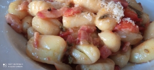 Gnocchi asparagi, pancetta e pomodorini