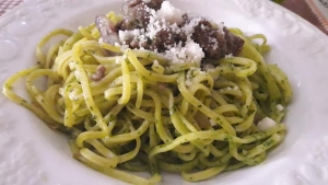 Tagliolini all&#039;uovo, pesto di rucola, salsiccia e guanciale
