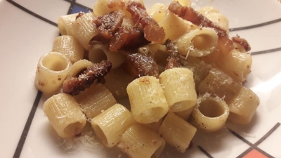 Mezze maniche guanciale e fichi secchi