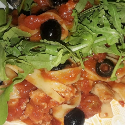 Fettuccine sugo di salsiccia e olive, con rucola