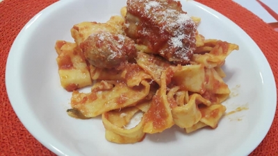 Pappardelle con rag&ugrave; alla napoletana