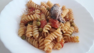 Fusilli al sugo piselli e sgombro
