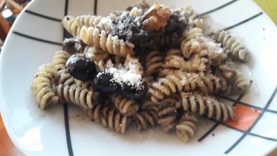 Fusilli gorgonzola, crema di olive e noci