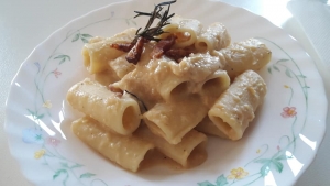 Paccheri con crema di ceci e guanciale