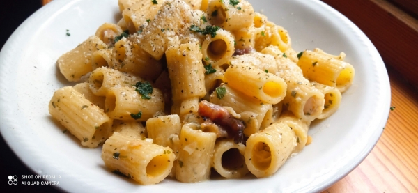  #mezzemaniche #guanciale #ceci #olioevo #pepenero #basilico #prezzemolo #aglio #pecorino