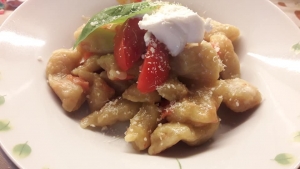 Gnocchi di peperoni con pomodorini, ricotta e basilico