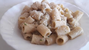 Mezze maniche crema di zucchine e cannellini