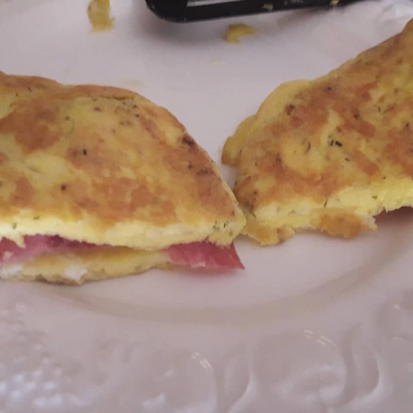 Fagottino uova, salame e formaggio