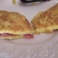 Fagottino uova, salame e formaggio