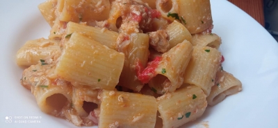 Mezze maniche tonno, pomodorini e colatura di alici