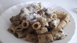 Mezze maniche crema di olive e piselli, guanciale