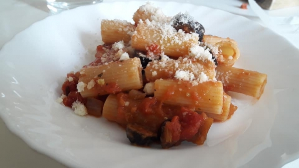 Rigatoni al sugo, piselli e olive