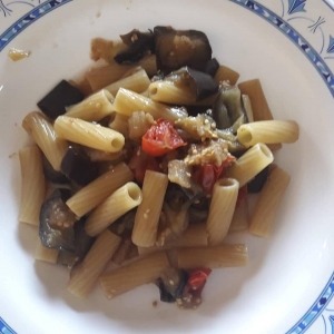 Rigatoni melanzane, pomodorini e basilico