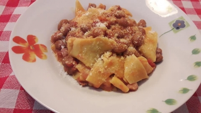 Maltagliati all'uovo, pancetta e fagioli al cognac