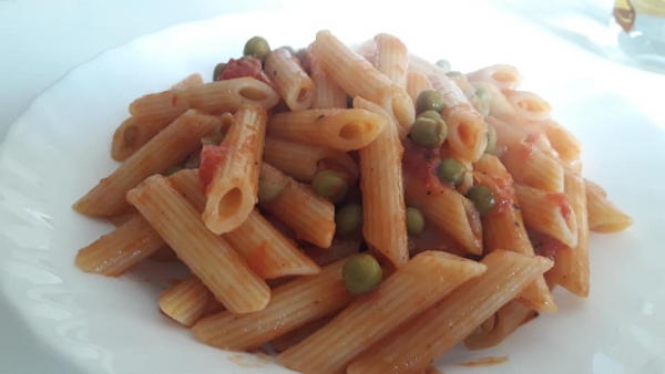 Pennette al sugo piccante con piselli